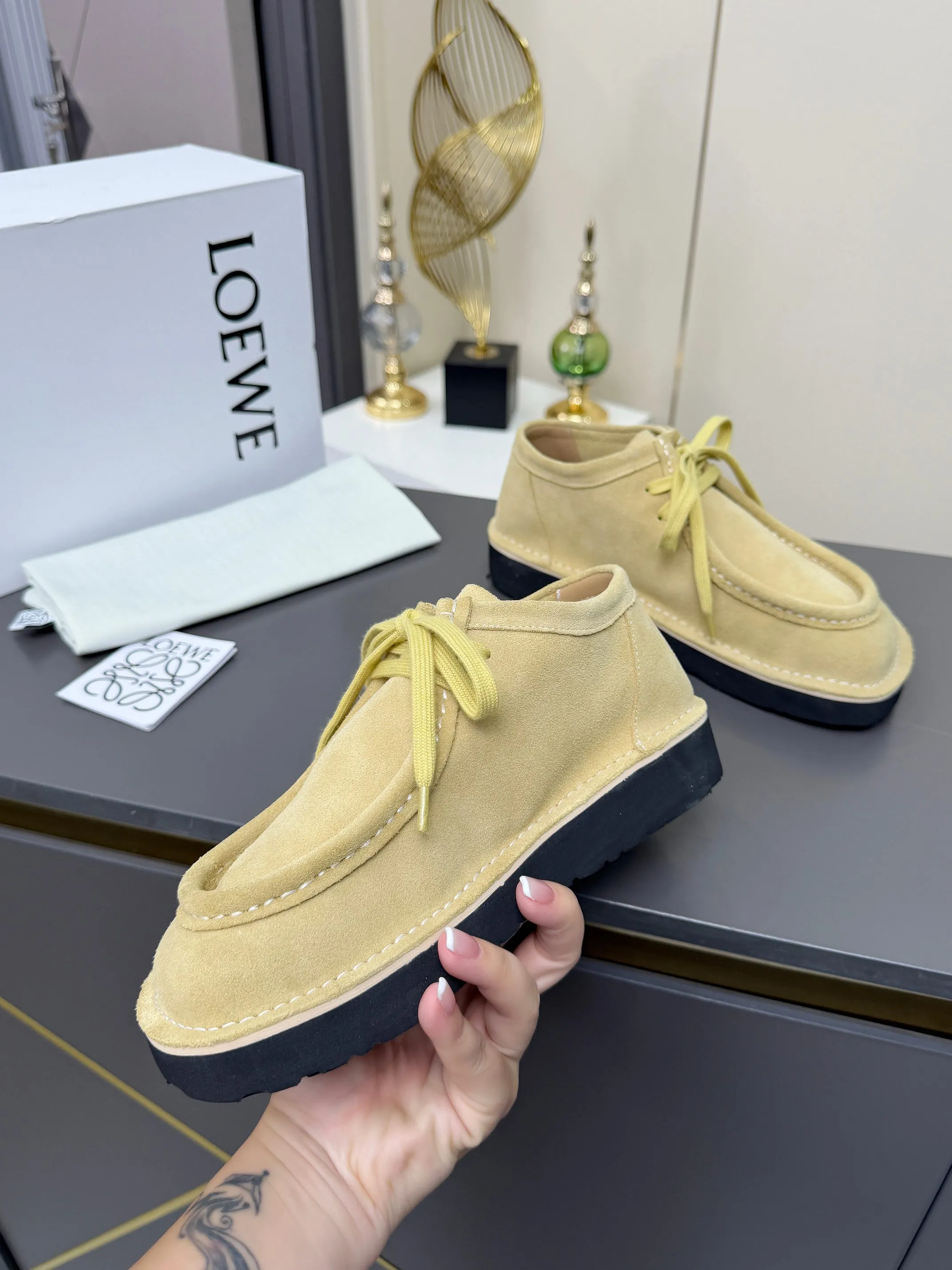 👟👟Ex-factory price 560👟👟 LOEWE·Loewe's latest kangaroo shoes, split cow leather, suede cow leather, thick-soled lace-up casual shoes, lace-up retro British style, from design to texture, allowing you to easily have a high-end luxury wearing experience. The upper is made of imported high-mercerized smooth cow suede. The delicate texture has a natural velvet-like sheen. Every inch exudes low-key sophistication. It is matched with the light-feeling EVA foam outsole. The 3-centimeter heel height is just right. It not only quietly elongates the body shape, but also brings the comfort of walking on the ground! The original version was purchased and developed, and the details are well handled. It is worth owning. It has a unique fashionable and trend-leading style. It is highly recommended to stock up. The shoe style is great, the leather is soft and comfortable, very comfortable on the feet and easy to match. ✦Fabric: imported high mercerized cowhide ✦Lining: no lining ✦Outsole: original EVA foam outsole ✦Number of sizes: women's size: 35#-40# (TT)